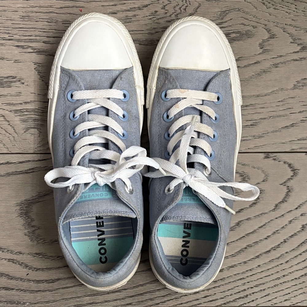 Light Blue Converse Low-Top Sneakers – Size 8 (Cushioned)